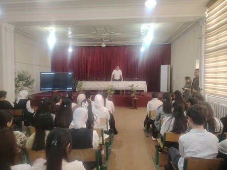 Samarqan tuman politexnikumi o'quvchi-yoshlarini mehr-oqibat, muomila madaniyati chuqur aks etgan "Quduq" badiiy filmi namoyish etildi Samarqan tuman politexnikumi o'quvchi-yoshlarini mehr-oqibat, muomila madaniyati chuqur aks etgan "Quduq" badiiy filmi namoyish etildi