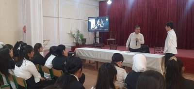 Taʼlim muassasasida “Jaholatga qarshi maʼrifat bilan” mavzusida uchrashuv va davra suhbatlari tashkil etildi Taʼlim muassasasida “Jaholatga qarshi maʼrifat bilan” mavzusida uchrashuv va davra suhbatlari tashkil etildi