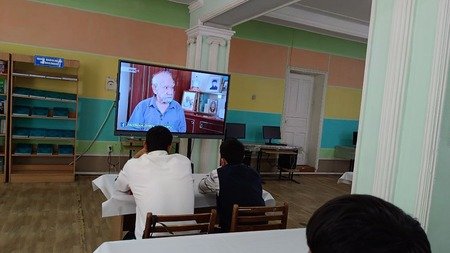 “Kitobxon oʻquvchi” loyihasi doirasida Shukrulloning “Kafansiz koʻmilganlar” asarini muhokama qilindi “Kitobxon oʻquvchi” loyihasi doirasida Shukrulloning “Kafansiz koʻmilganlar” asarini muhokama qilindi