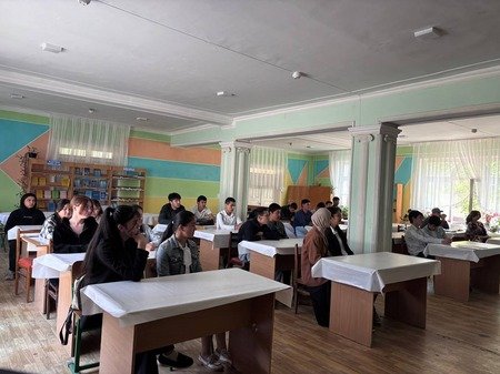 Samarqand tuman politexnikumida "O'quvchilar kino kunlari" doirasida o'quvchilarga "Oybek " filmi namoyish etildi.