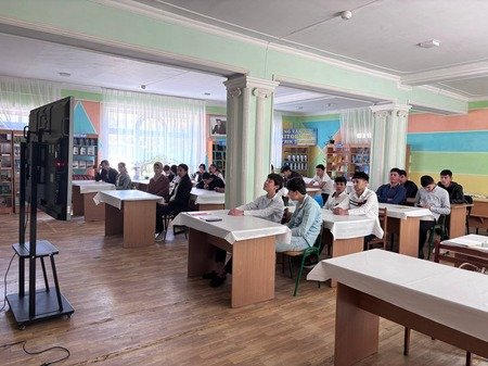 Samarqand tuman politexnikumida "O'quvchilar kino kunlari" doirasida o'quvchilarga "Oybek " filmi namoyish etildi.