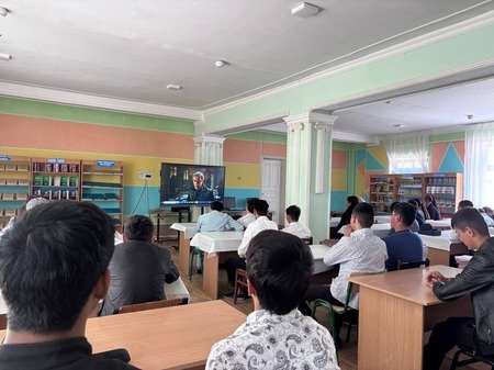 Samarqand tuman politexnikumida "O'quvchilar kino kunlari" doirasida o'quvchilarga "Oybek " filmi namoyish etildi.