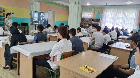 “Kitobxon oʻquvchi” loyihasi doirasida Chingiz Aytmatovning “Oq kema” asari, Nazar Eshonqulning “Maymun yetaklagan odam” asarini muhokama qilindi