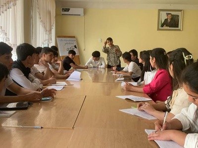Taʼlim muassasasida “Jaholatga qarshi maʼrifat bilan” mavzusida uchrashuv va davra suhbatlari tashkil etildi