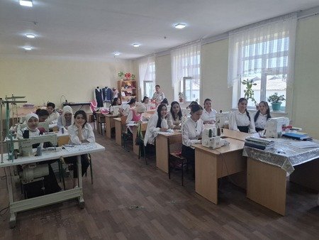 Ustoz-shogird anʼanalari mavzusida maʼnaviyat soatlari yuqori saviyada tashkil etildi.