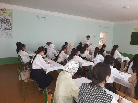 Ustoz-shogird anʼanalari mavzusida maʼnaviyat soatlari yuqori saviyada tashkil etildi.