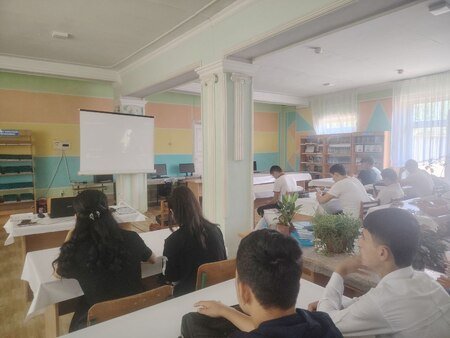 Taʼlim muassasasi hududida “Oʻquvchilar kino kunlari” doirasida “Ibrat” kinofilmi namoyish etildi.