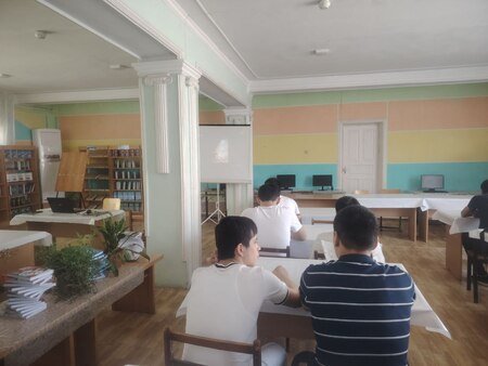 Taʼlim muassasasi hududida “Oʻquvchilar kino kunlari” doirasida “Ibrat” kinofilmi namoyish etildi.