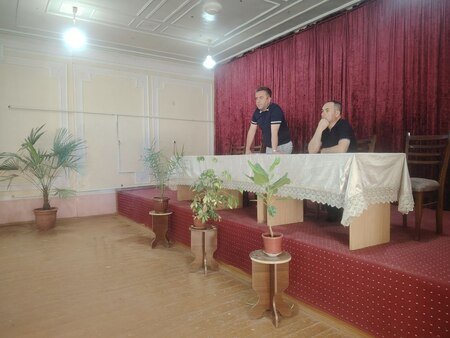 Taʼlim muassasasi rahbariyati va oʻquvchilar uchrashuvi tashkil etildi.