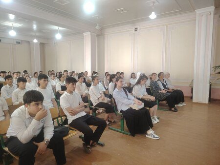 Taʼlim muassasasi rahbariyati va oʻquvchilar uchrashuvi tashkil etildi.