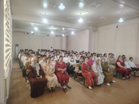 “Erta turmushni oldini olish va qarindosh urugʻ oʻrtasidagi nikohlarning salbiy oqibatlari” mavzusida davra suhbati tashkil etildi.