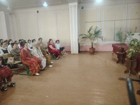 “Erta turmushni oldini olish va qarindosh urugʻ oʻrtasidagi nikohlarning salbiy oqibatlari” mavzusida davra suhbati tashkil etildi.