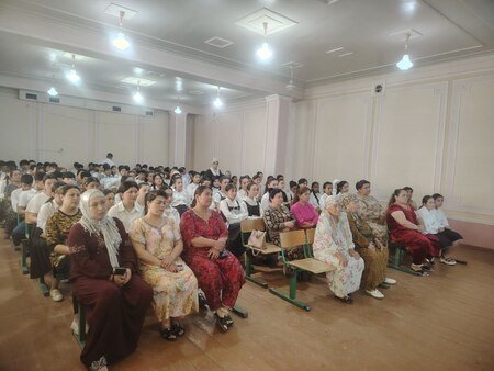 “Erta turmushni oldini olish va qarindosh urugʻ oʻrtasidagi nikohlarning salbiy oqibatlari” mavzusida davra suhbati tashkil etildi.